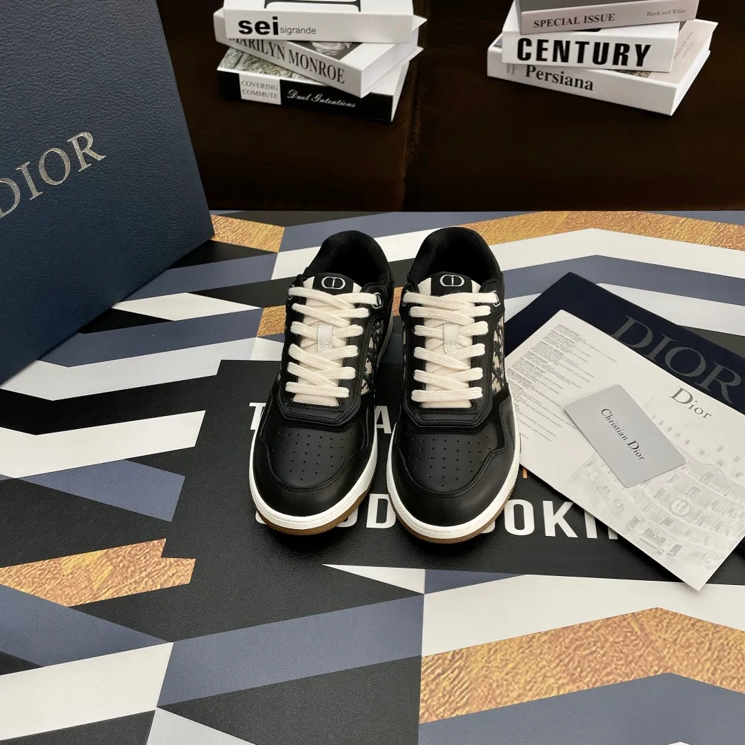 👟👟Ex-factory price 480👟👟 .(3D printing +20) Dior Dior🔥Counter genuine 1-1 top version (you can compare with the original version) The top version is made not blown out👍 👫Contrast color positioning and splicing design! Fashionable and casual personality! Look like a goddess on your feet! Simple line design, three-dimensional cutting, super invincible style, looks good no matter how you match it, super popular elements and colors, the whole set is youthful and beautiful, relaxed and eye-catching in the crowd, casual, comfortable, fashionable and versatile, a high-quality casual suit without a sense of age ✅Fabric: imported first-layer cowhide + high-tech laser technology ✅Inner: imported transparent silk fabric ✅Foots: original molded feet ✅Outsole: original molded 1:1 two-color TPU outsole ✅Method: Original 1:1 full set of lasts ✅Female size: 35～40 ✅Male size: 38～45